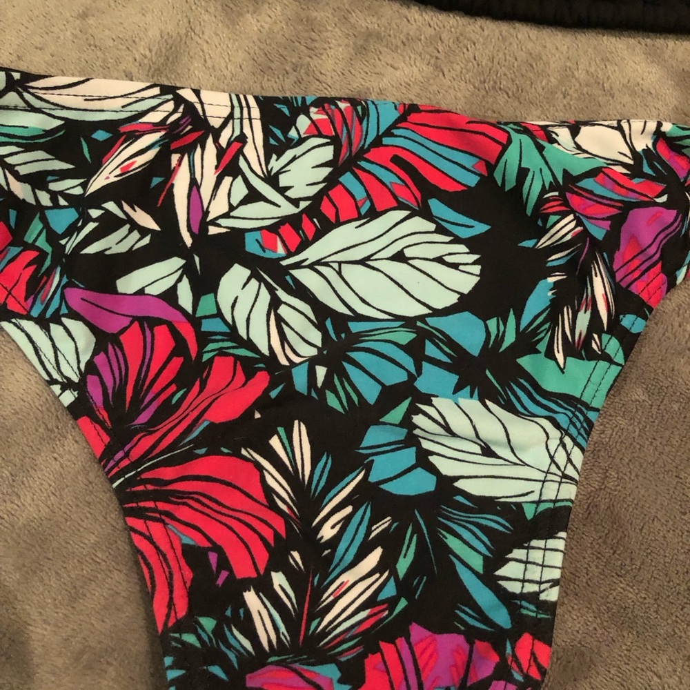Woman’s Binki - Picture 2 of 5